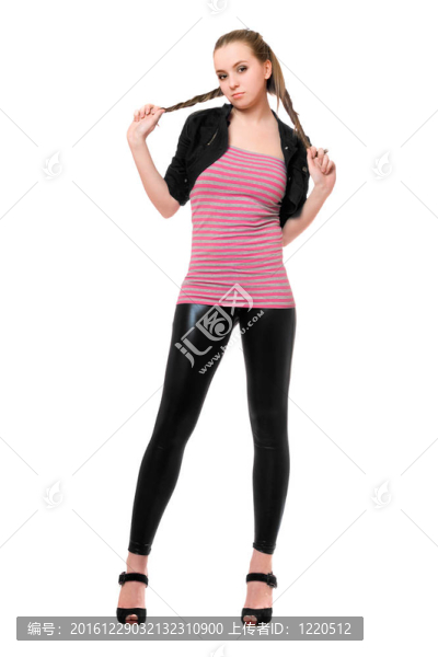 活潑的年輕漂亮的女人在黑色緊身褲