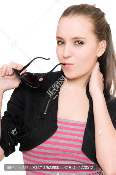 漂亮的年輕女人的肖像與太陽鏡