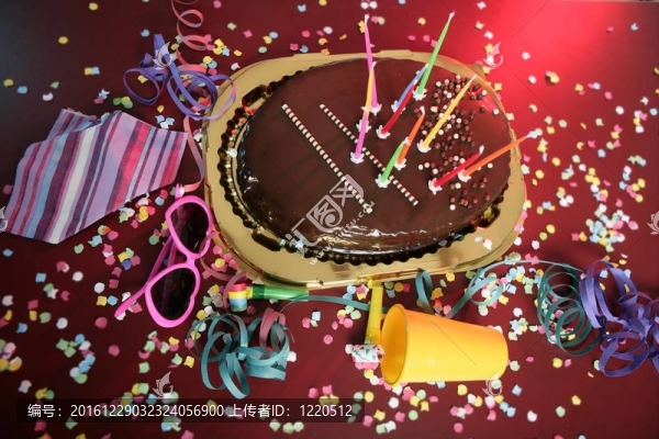 巧克力節(jié)日蛋糕在凌亂的桌子上