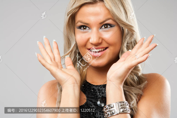 年輕的女士很驚訝