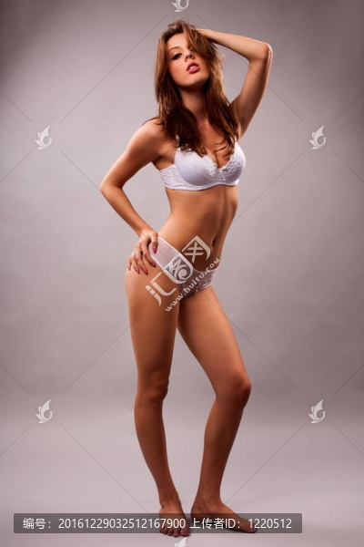美麗的女人在白色內衣