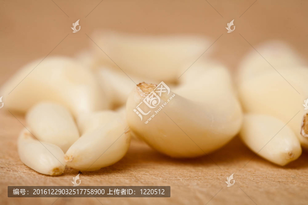 生蒜在木板上