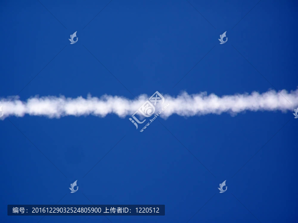 天空中的飛機(jī)軌跡