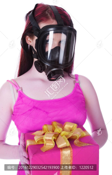 戴防毒面具的女孩