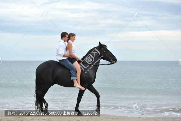 海灘上的夫婦