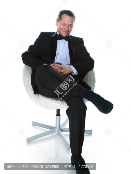 穿著燕尾服的男人
