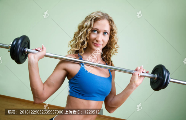 一個年輕女子從事舉重運動