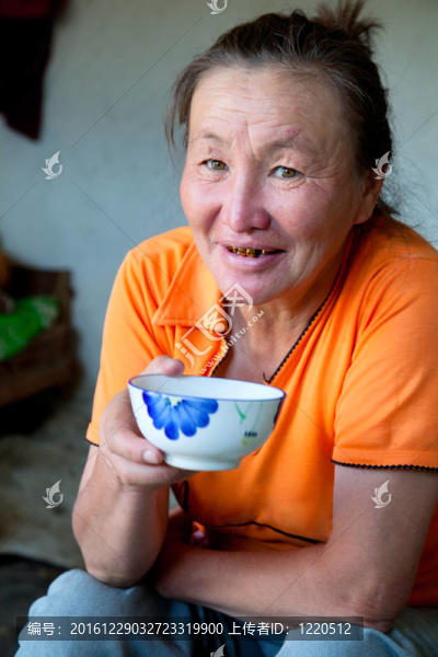 一個(gè)亞洲外貌喝茶的女人