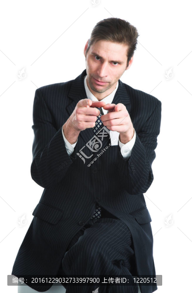 穿黑色西裝的男人