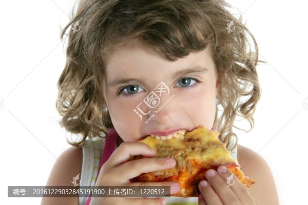 小女孩吃餓比薩特寫肖像
