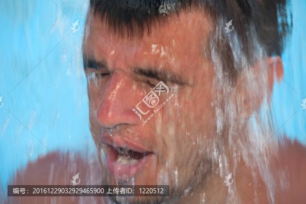噴氣式飛機(jī)上的一個年輕人