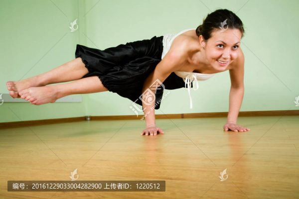 年輕女子做瑜伽