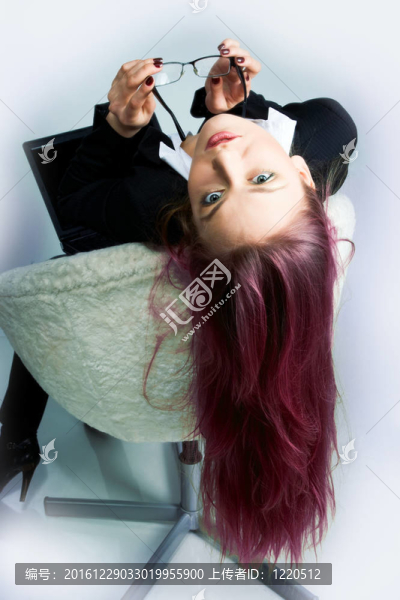 漂亮的女孩坐在椅子上