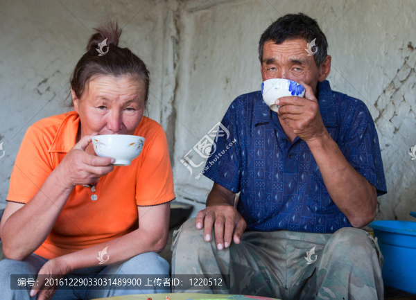一個(gè)亞洲外貌的男人和女人喝茶