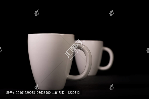 黑色的兩個白色杯子