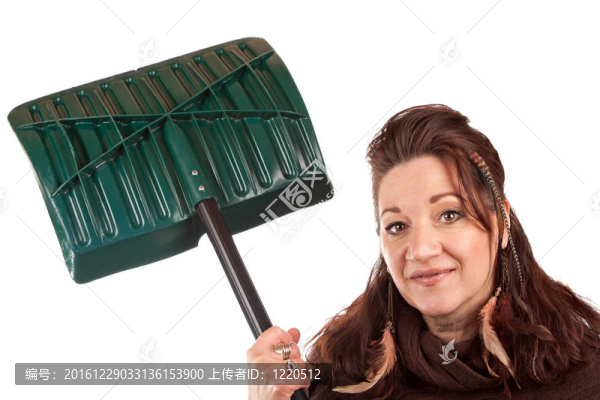 抱著雪鏟的女人