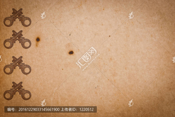 舊紙張背景上的生銹鑰匙