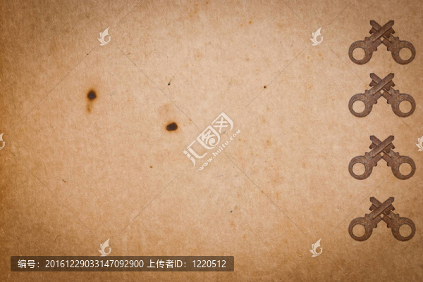 舊紙張背景上的生銹鑰匙