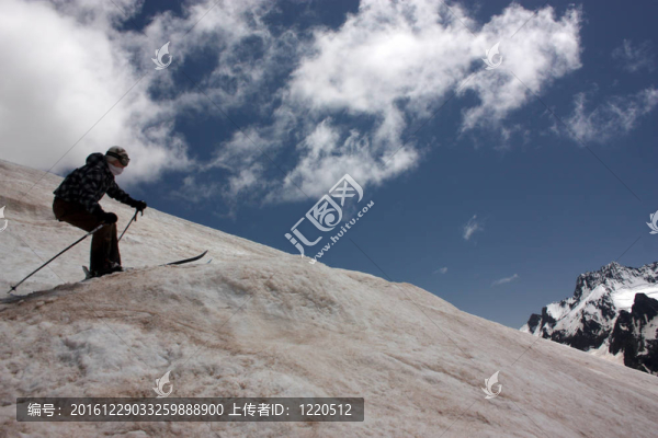 在山區(qū)飛行的滑雪者