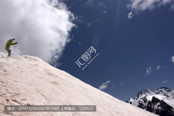 在山區(qū)飛行的滑雪者