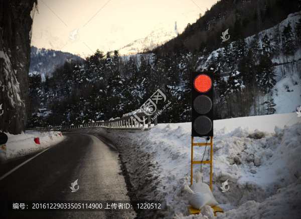 紅色交通燈為雪或壞W