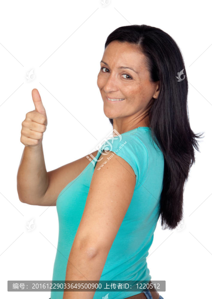可愛的女人用藍色T恤說OK