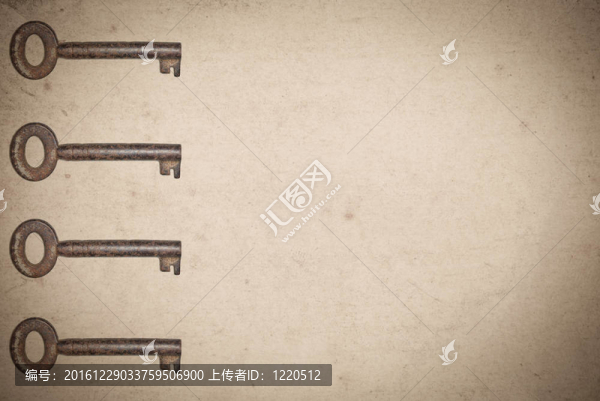 舊紙張背景上的生銹鑰匙