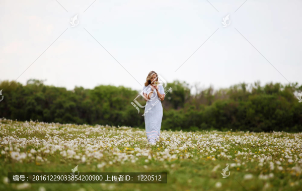 公園里的金發(fā)女郎