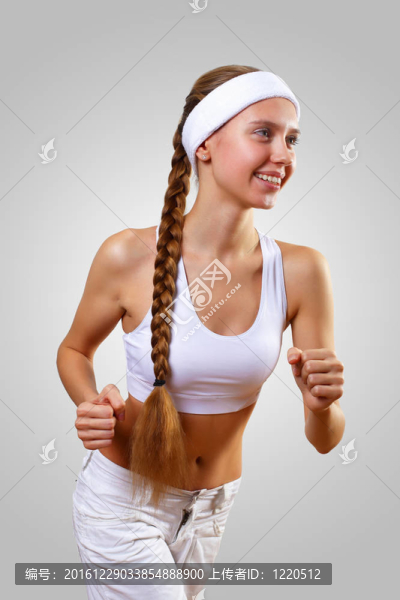 穿運動服的年輕漂亮女人