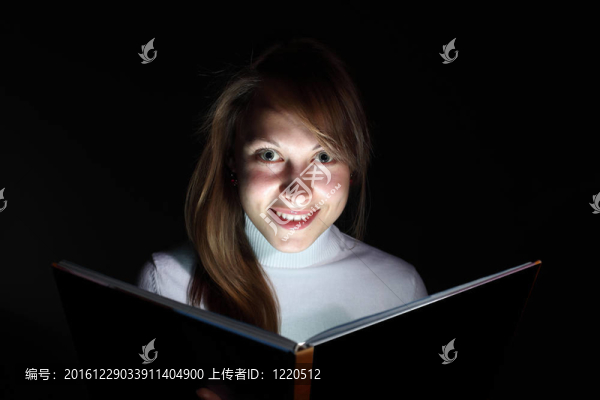 年輕女子讀魔法書