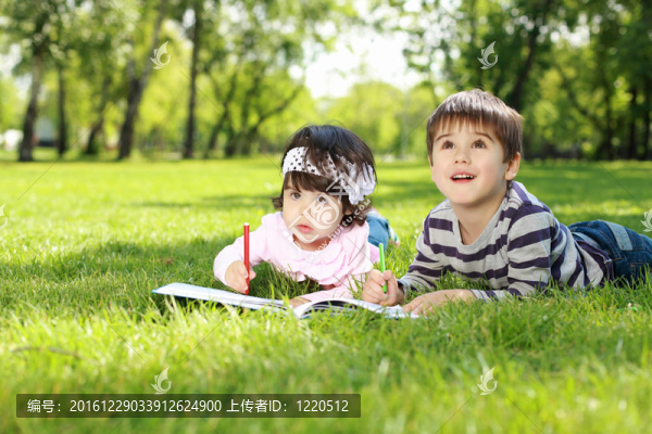 孩子在公園里看書(shū)