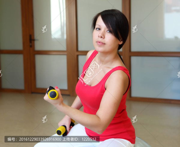 年輕女子做運動