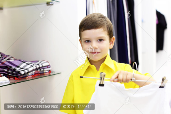 小男孩購物