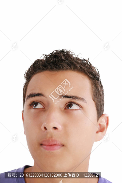 年輕人仰望開闊的空間。白色背景隔離。