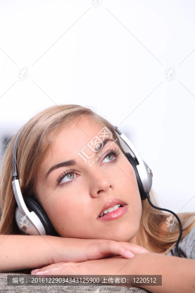 女孩聽音樂耳機(jī)