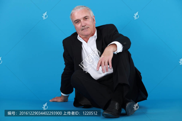 一個(gè)成熟的男人試圖站起來(lái)。