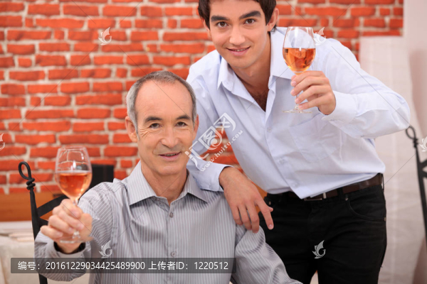 男人舉杯舉杯