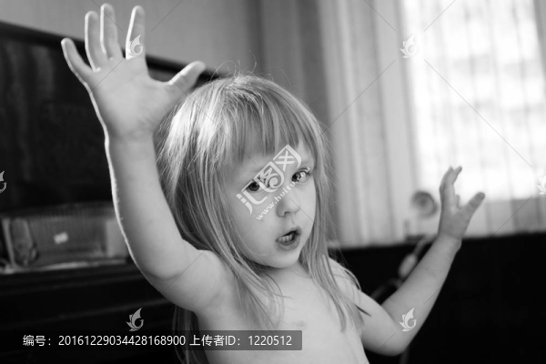 女孩玩導(dǎo)體