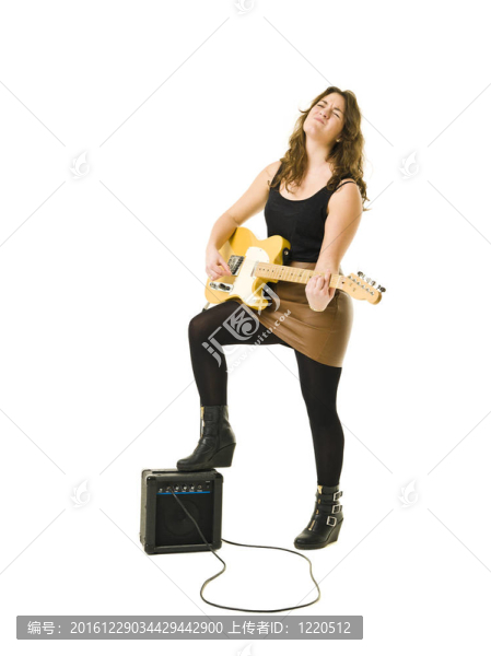 女人彈吉他