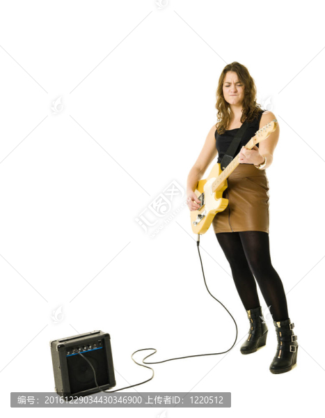 女人彈吉他