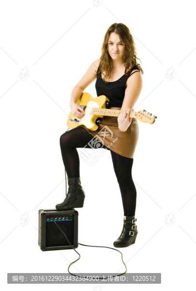 女人彈吉他
