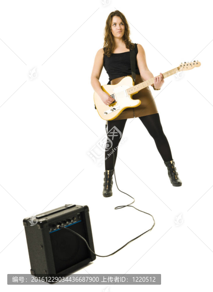 女人彈吉他