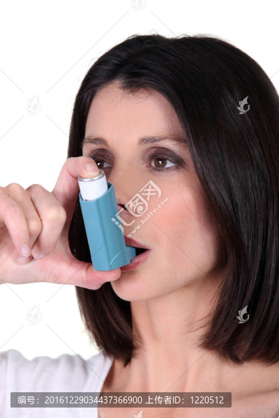 一個吸入器的女人