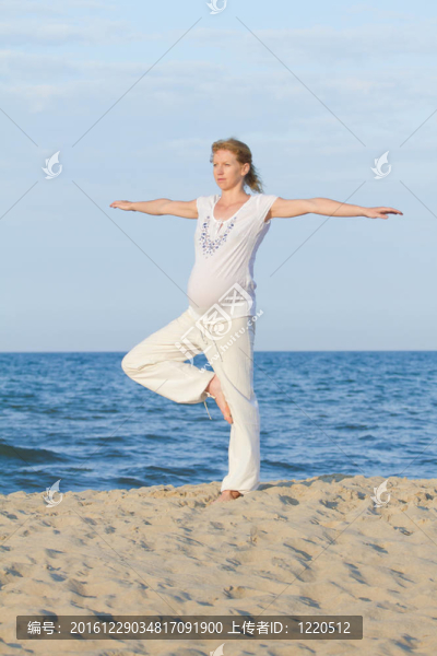 海灘孕婦