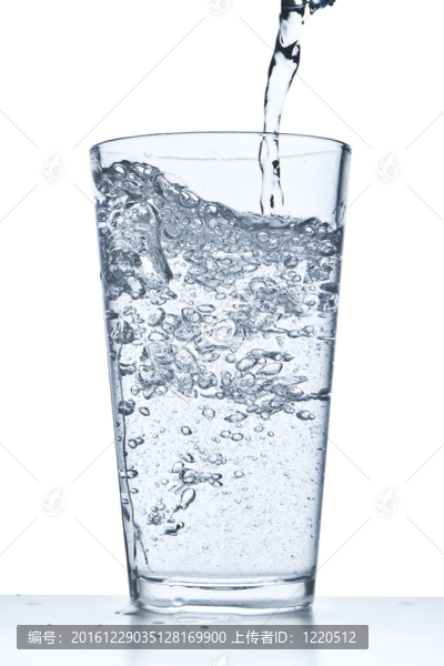 將水倒入玻璃