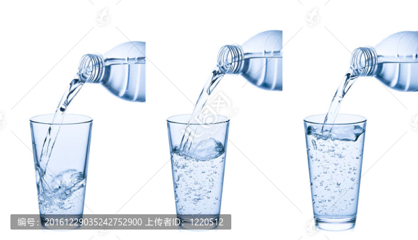 將水倒入玻璃