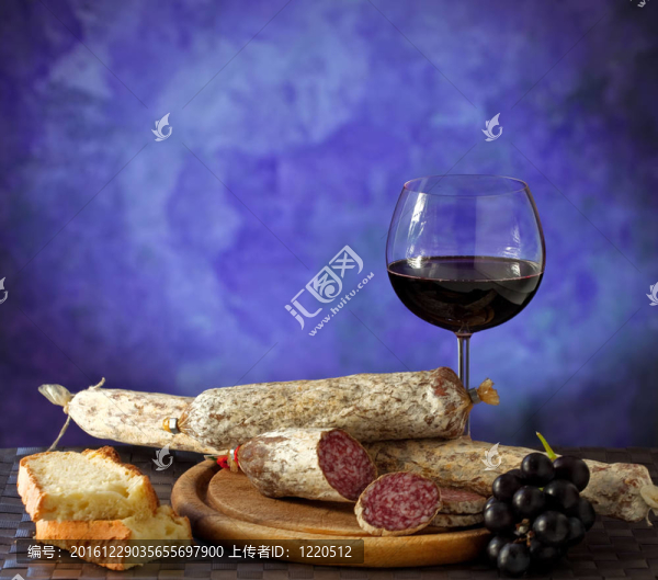 肉和一杯紅葡萄酒
