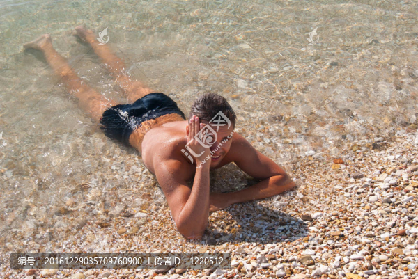 美麗的黝黑的小伙子在海水