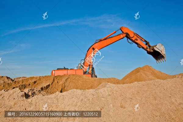 在一個沙坑挖掘機