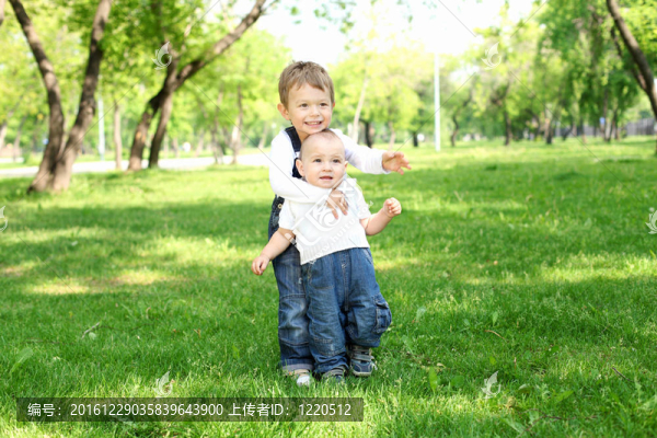 兩個小兄弟一起在公園里